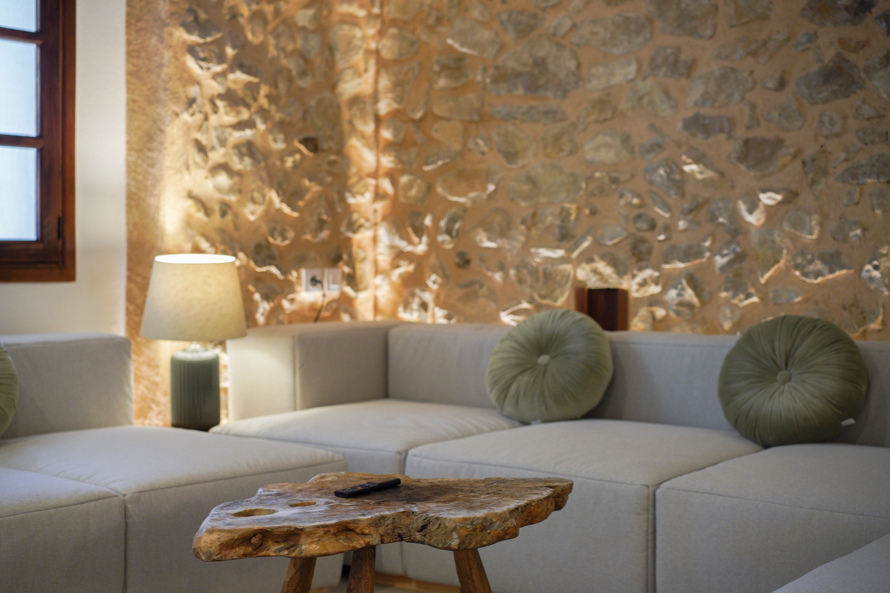 Stone wall — pots